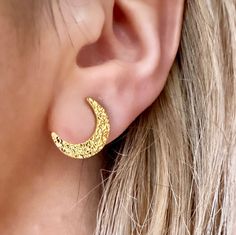 Are you looking for the perfect pair of gold crescent earrings for someone special this gifting season? Or unique pair of moon studs to match your everyday outfits?  Made with tarnish-resistant textured stainless steel, my gold moon stud earrings are the perfect compliment to any outfit idea! You can't go wrong when gifting my moon crescent earrings to your bestie, wife or sister! DETAILS - PLEASE READ CAREFULLY: My celestial stud earrings are entirely handmade, using the finest materials, and m Moon Stud Earrings, Earrings Moon, Moon Crescent, Crescent Earrings, Studs Gold, Moon Studs, Ringe Gold, Gold Signet Ring, Gold Moon