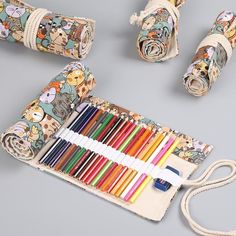 Vous en avez assez de ne pas savoir où mettre vos crayons ? Cette trousse porte-crayons aux motifs de chats kawaii peut contenir 36 pinceaux, pastels, crayons papier et stylos ! Dites adieu aux boîtes qui se déchirent, aux crayons en vrac dans les sacs d'écoles, et au désordre sur le bureau. Désormais, vous pouvez enrouler votre pochette à crayon chat en toile ultra pratique et compacte : un kit fonctionnel, facilement transportable et qui prend peu de place dans votre sac ! Matière : Toile / Li Cat Pencil Case, Cat Pen, Chat Kawaii, Pencil Roll, Canvas Pencil Case, Pen Pouch, Stationery Storage, Sewing Organization, Maneki Neko