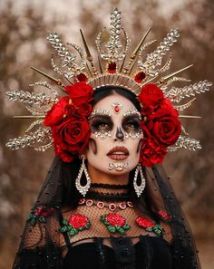 Makijaż Sugar Skull, Catrina Costume, Halloween Makeup Sugar Skull, Sugar Skull Costume, Halloween Make-up Looks, Dead Makeup, Den Mrtvých, Cute Halloween Makeup, Sugar Skull Makeup