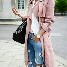 Oh, my gosh... I want this pink coat hanging in my closet. Love pink and really love the style of this. Trenchcoat Outfit, Coat Blouse, Pink Trench Coat, Grunge Look, Dusters, Outfit Trends, Looks Chic, Mode Inspiration