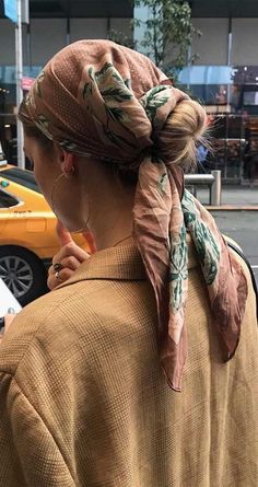 We’ve tried many hairstyles from messy bun, Dutch braids to updo. Spring is getting closer, we are looking to change our wardrobe and hairstyles.... Bentuk Alis, Wear A Scarf, Hair Scarf Styles, Scarf Hair, Head Scarf Styles, Ways To Wear A Scarf, Dutch Braid, How To Wear Scarves, Grunge Hair