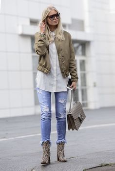 How To Style Baggy Jeans, Moda Paris, Paris Fashion Week Street Style, Denim Day, Popsugar Fashion, Plunge Dress, Autumn Street Style, Cool Street Fashion, Fashion Week Street Style