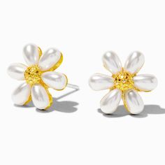 Claire's Gold Pearl Daisy Stud Earrings Fairycore Fashion, Daisy Studs, Fashionable Jewelry, Jewelry And Accessories, The Gold, Gold Pearl, Birthday Presents, Jewelry Earrings Studs, Faux Pearl