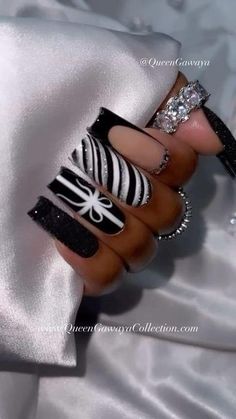 Black Christmas Nails Coffin, Black Nails With Christmas Design, Black Christmas Nails Square, Black French Tip Nails Christmas, Red And Black Christmas Nails Design, Christmas Black And White Nails, Classy Black Acrylic Nails, Cute Black Christmas Nails, Medium Length Christmas Nails Acrylic