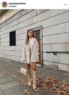 Beige Knee High Boots, Beige Boots Outfit, Skirt Outfits With Boots, Kate Hutchins, Vinter Mode Outfits, Winter Boots Outfits, Leather Skirt Outfit, Beige Outfit, Looks Chic