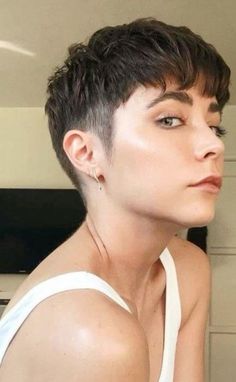 Bangs Undercut, Hair Undercut, Super Short Hair, Trendy Short Haircuts, Shot Hair Styles, Undercut Pixie, Long Bangs, Shaved Sides, Short Pixie Haircuts