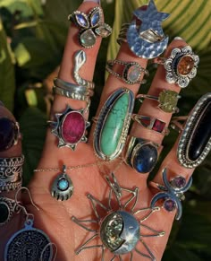 Grunge Jewelry, Mode Hippie, Crystal Aesthetic, Indie Jewelry, Dope Jewelry, Funky Jewelry, Hippie Jewelry, Jewelry Outfit, Hand Jewelry