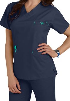 FLAWLESS FLEX AND FLAIR Details matter in this breezy V-neck scrub top that stretches with you all through your shift. Pockets within pockets keep the tools of your trade safely tucked away, and a badge loop means you don’t have to use flimsy metal clips to anchor your I.D. Like other Med Couture scrub tops, this EZ Flex Classic (in New Navy/Spearmint) is sure to be a favorite. Nurse Clothes, Med Couture Scrubs, Parker Outfit, Vet School