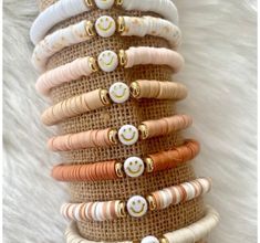 Braclet Perle Plate, Pretty Braclet Ideas, Cute Bracelet Ideas With Clay Beads, Clay Beads Inspiration, Cute Heishi Bracelets Ideas, Cute Diy Bracelet Ideas, Small Business Bracelets, Custom Bracelet Ideas, Cute Bracelet Ideas Diy