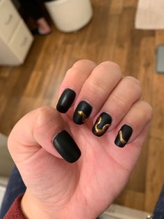 Matte black square-round gel nails with gold snake. The snake stretches across the pinky nail, ring finger and middle finger. The Eras Tour Nails, Eras Tour Nail Ideas, Eras Tour Nail, Era Nails, Green Era, Eras Outfit, Nails With Gold