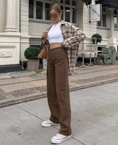 Brown Jeans Outfit, Mode Indie, Brown Pants Outfit, Corduroy Pants Outfit, Straight Leg Jeans Black, Brown Outfits, Look Grunge, Denim Pants Fashion