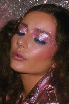 Edgy Glitter Makeup, Sparkle Makeup Looks Glitter, Pink Disco Eye Makeup, Glitter Eyeshadow Simple, Disco Makeup 1970s Glitter, Rockstar Eyeshadow, Makeup Looks Glamour, 90s Makeup Looks, 70s Disco Makeup