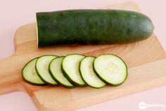 How To Get Rid Of Those Dark Circles Under Your Eyes Dark Circle Remedies, Cucumber On Eyes, Cucumber Slices, Itchy Eyes, Dark Circles Under Eyes, Skin Remedies, Skin Care Remedies, Moisturizing Body Wash, Puffy Eyes