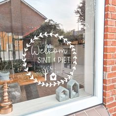 Raamsticker Sinterklaas | Welkom Sint & Piet | Krans Christmas Window Stencils, Christmas Window Decoration, Silhouette Curio, Christmas Stencils, Window Decoration, Christmas Scene, Window Vinyl