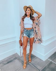 Summer Vegas Outfit, Bbq Outfits, Mom Outfits Fall, Looks For Spring, Casual Mom Style, Cute Beach Outfits, Pool Outfits, Pool Party Outfits, Floral Print Kimono