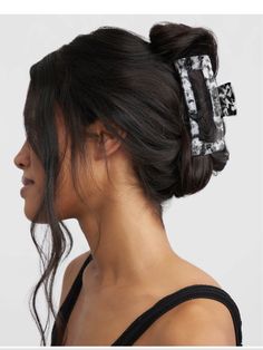 Eco-Friendly Jumbo Open Shape Claw Clip - Black The Jumbo Claw Clips are a great way to elevate your everyday essentials! This eco-friendly claw clip is extra-large and made from recycled materials, making it good for thick hair and great for the environment. Add it to your hair accessory collection for those days you don’t feel like dealing with your hair but still want to look great. Hair In A Clip, Claw Clip Black, Claw Clip Styles, Large Claw Clip, Beauty Gift Guide, Glitter Lip, Blossom Jewelry, Bobby Pin Hairstyles, Bali Body