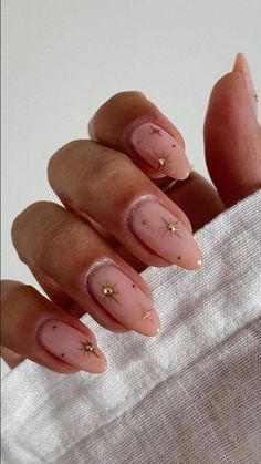 Discover the best bridesmaid nails ideas that you will absolutely love. Get inspired for your wedding day with stunning nail designs. Classy Almond Nails, Wedding Day Nails, Beauty Hacks Nails, Summery Nails, Almond Nails Designs, Almond Acrylic Nails, Almond Nail