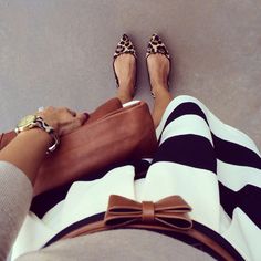 Leopard flats and striped skirt. Playing Dress-up, Leopard Outfits, Cooler Style, Quoi Porter, Leopard Flats, White Leopard, Carrie Bradshaw, Classy And Fabulous