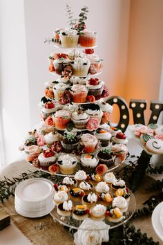 cupcakes are arranged in the shape of a christmas tree on top of a table