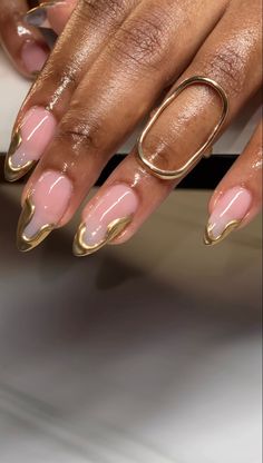 Nails Inspiration For Wedding Guest, Oval Nails Gold Tips, Gold Chrome Coffin Acrylic Nails, Gold Crome Nails Almond, Graduation Nails Ideas Almond, Gold Nails With Pearls, Oval Nails Gold, Gold Oval Nails, Chrome Oval Nails