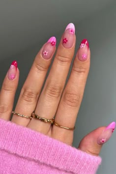 Simple Minimalist Nails Barbie Pink Nails, Summery Nails, Pink Nail, Pink Spring, Spring Nail, Floral Nails, Chic Nails, Short Acrylic Nails, French Tip Nails