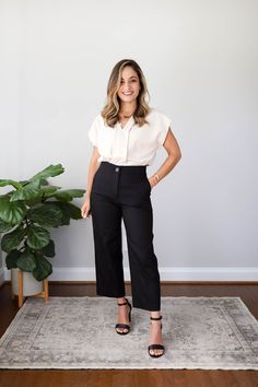 Petite-friendly wide leg pants for work | summer outfits for work via pumps and push-ups blog | petite fashion | petite style | outfits for work Formal Outfits Dress, Black Outfits For Work, Psychologist Outfit, Formal Outfit Ideas, Networking Event Outfit, Black Work Outfit, Formal Casual Outfits, Event Outfit Ideas, Conference Outfit