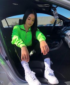 Neon Green Shirt Outfit, Body Fashion, Neon Outfits, Future Outfit, Brunette Girl, Causual Outfits, Summer Body, Start A Blog, Aesthetic Summer