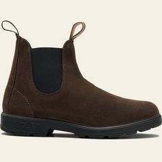 The #2410 in classic brown offers a versatile design, whilst continuing to deliver the comfort and durability you know and love in a Blundstone. Mens Suede Boots, Womens Casual Boots, Womens Suede Boots, Blundstone Boots, Mens Boots Casual, Side Zip Boots, Suede Leather Boots, Pull On Boots, Leather Chelsea Boots