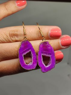 Give the gift of wonder with our Large Geode Earrings.These stunning pieces feature real geodes, each a natural masterpiece, capturing the beauty of crystalline formations. Make a statement with this unique gift that reflects the Earth's artistry.  🔸Nickel-free 🔸20mm geode size 🔸Color may vary according to lighting 🔸Gold filled We offer  🔸Fast shipping  🔸Free shipping for eligible orders 🔸Polishing cloth  🔸Free item on orders of 100€ 🔸Gift box 🎁 🔸Great customer service Adjustable Gemstone Crystal Drop Earrings, Agate Gemstone Dangle Earrings, Agate Dangle Earrings With Natural Stones, Agate Natural Stone Dangle Earrings, Dangle Earrings With Natural Agate Stones, Agate Drop Earrings Gift, Agate Gemstone Earrings Gift, Gift Crystal Dangle Earrings For Pierced Ears, Agate Gemstone Earrings For Gifts