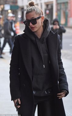 Hailey Baldwin Style, Wearing Sunglasses, Foto Poses, Looks Street Style, Looks Black, Street Style Winter, Popular Outfits, Hailey Baldwin, Sarah Jessica Parker