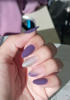 Esmaltes usados: Roxo da Impala / glitter da Risqué Nails Roxo, Glitter Purple Nails, Nature Nails Designs, Purple Glitter Nails, Almond Nail, Nail Designs Glitter, Purple Nails