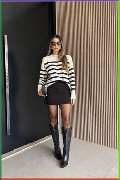 Love the look of cowboy boots but don't know how to style them? Here are 15 stylish cowboy boots outfit ideas. The most stylish aesthetic cowgirl outfits. Glamorous Style Outfits, Business Casual Outfits Winter Women, Cowboy Boot Outfits, Looks Country, Old Fashioned Christmas, Looks Chic, Autumn Outfit