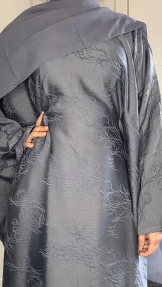 Butterfly abaya with a stunning jacquard print material. Comes with a belt attached to the inside of the dress.  This abaya can be worn loose or the inner belt can be tied to adjust the waist. Perfect for any occasion.  Includes: - Abaya - Hijab Please check size guide in the photo before placing order. Colour may vary across devices. Luxury Resham Embroidered Abaya For Eid, Linen Abaya, Ramadan Abaya, Closed Abaya, Butterfly Abaya, Eid Abaya, Abaya Modest, Modest Abaya, Abaya Pattern