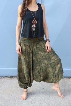 Supple harem pants made of 100% viscose/rayon and oriental paisley print in earthy khaki green. Can also be worn as a kind of pant dress. The pendulums for tying as a halter dress/jumpsuit are sewn into the inner waistband of the trousers. Thanks to the pleasantly light material and the absolute freedom of movement, the Goa pants are also ideal as yoga/festival/dance and leisure pants. Also ideal as maternity wear, as the wide elastic waistband adjusts flexibly and comfortably before, during and after pregnancy. *Dimensions: - Waist circumference (stretchy): 60 - 106 cm - Total length from the top waistband: approx. 94 cm - One size from S to L *Material: 100% viscose *Machine wash at 30 degrees easy care possible. Green Wide Leg Viscose Bottoms, Green Ankle-length Harem Pants, Green Baggy Harem Pants, Traditional Green Harem Pants With Loosely Fitted Hips, Green Harem Pants With Elastic Waistband For Festival, Green Baggy Harem Pants In Hippie Style, Baggy Green Hippie Harem Pants, Green Baggy Ankle-length Harem Pants, Loosely Fitted Green Harem Pants Ankle-length