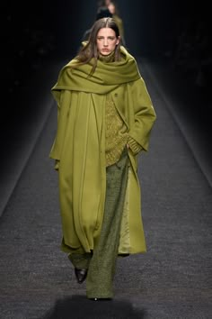 Alberta Ferretti Fall 2024 Ready-to-Wear Fashion Show | Vogue Olive Outfits For Women, Olive Green Fashion, Olive Green Outfit, Style Vert, Milan Fashion Week Runway, Stile Boho Chic, Green Clothing, Fall Runway, Light Olive Green