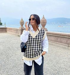 Sweater vest trend Houndstooth Vest Outfit, How To Style Sweater Vest, How To Style A Sweater Vest, Outfit Wishlist, Trendy Vest, Sweater Vest Outfit, Mode Ulzzang, Insta Poses, Vest Sweater