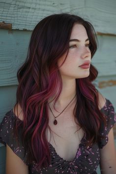 Haircolor Ideas For Brown Skin Tone, Dark Red On Brown Hair, Colour Highlights Brown Hair, Dark Pink Hair Highlights, Vibrant Hair Color Ideas Brunettes, Cold Skin Tone Hair Colour, Dark Red Pink Hair, Red With Brown Hair, Brown Hair Red Streaks