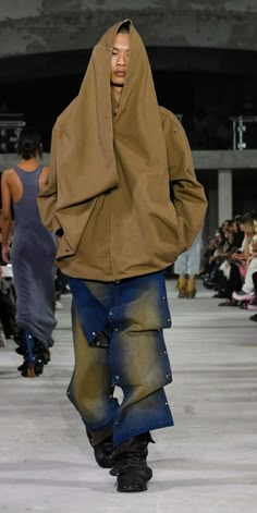 ⭐ Y/Project Spring Summer 2024 Sacai Street Style, Tokyo Streetwear, Runway Men, Dystopian Fashion, Archive Fashion, Fashion Design Portfolio, Spring Summer 2024, Colourful Outfits