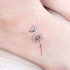 Butterfly With Daisy Flowers Tattoo, Small Butterfly On Flower Tattoo, Daisy Butterfly Tattoo Designs, Small Tattoos Daisy Flower, Daisy Tattoo Hand, Small Butterfly Flower Tattoo, Tiny Flower Tattoos For Women, Butterfly With Daisy Tattoo, Daisy Tattoo With Butterfly