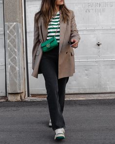 Green Bag Styling, Kelly Green Bag Outfit, How To Style Green Bag, Green Bottega Bag Outfit, Dark Green Handbag Outfit, Green Purse Outfit Fall, Outfit With Green Purse, Green Sling Bag Outfit, Green Bag Outfit Winter