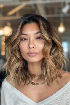 Short Hair Honey Highlights, Light Honey Brown Hair Short, Chiquis Rivera Hair, Fall Bronde Balayage Short, Short Honey Hair, Golden Honey Blonde Balayage Brunettes, Balayage Short Hair With Bangs, Bob Caramel Balayage, Caramel Highlights Short Hair