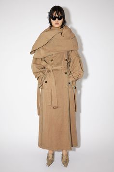 Trench Coat Runway, Coat Runway, Trench Coat Beige, Drop Shoulder Coat, Trench Beige, Tan Trench Coat, Willow Smith, Trench Coat Outfit, Double Breasted Trench Coat