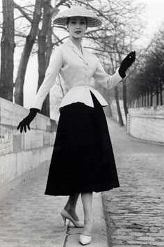 Christian Dior New Look, 40s Mode, Dior New Look, Style Parisienne, Fashion 1940s, 1950 Fashion, Glamour Vintage, Fifties Fashion, Paris Mode