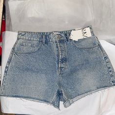 Description: High-Waisted Five Pocket Shorts Featuring A Washed Effect And An Unfinished Hem. Front 4 Metal Button Closure. Rigid Materials: Outer Shell: 100% Cotton Color: Mid-Blue Trendy Medium Wash Bottoms With Button Closure, Trendy Mid-rise Jean Shorts With Five Pockets, High Waist Casual Jean Shorts With Button Closure, High Rise Casual Bottoms With Button Closure, Casual Denim Bottoms With Button Closure, Casual High Rise Bottoms With Button Closure, Casual High Rise Button Closure Bottoms, High Waist Shorts With Five Pockets For Spring, Spring High Rise Shorts With Five Pockets