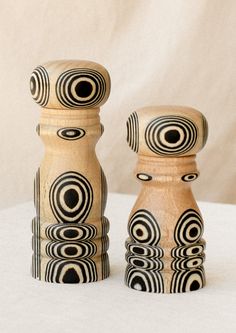 A short and tall pepper grinder in light wood with psychadelic black circle pattern. Cute Salt And Pepper Grinders, Pepper Grinder Tattoo, Artisan Home Decor, College Dorm Room Inspiration, Kitchen Countertop Decor, Ceramics Pottery Bowls, Clean Origin, Salt And Pepper Grinders, Home Fix