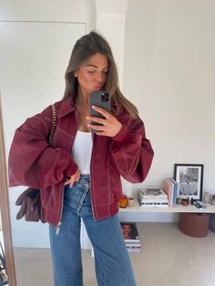 Cool City Outfits, Burgundy Jacket Outfit Fall, Leather Jacket Inspo Outfit, Trendy New York Outfits, Jean Jacket Fall Outfits, Going Out Jacket, Extravagant Outfits, Golden Globes Red Carpet