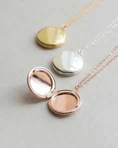 Jewellery Simple, Round Locket Necklace, Silver Necklace Simple, Engraved Locket, Pet Jewelry, Pretty Accessories, Round Locket, Gold Jewelry Necklace, Rose Gold Jewelry