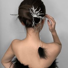 The feather hairpin is also so cool, full of high-end sense, the tassel detachable design is full of exquisite and beautiful decoration, which can bring great happiness and confidence to girls. Feather Hair Clips, Feather Hair, Feathered Hairstyles, Beautiful Decoration, Beautiful Decor, Jewelry Bags, So Cool, Hair Clip, Hair Pins