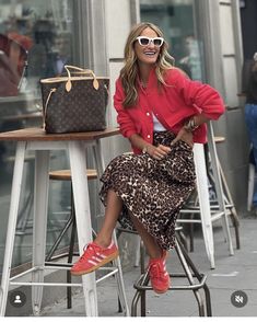 Style Leopard Skirt, London Street Style 2024, Zara Outfit 2024 Autumn, Red And Leopard Outfit, Spring Outfits 2024 Trends Women Casual, Zara Outfit Ideas, Evergreen Color, Pentecostal Fashion, Mode Casual