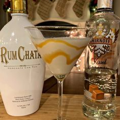 Salted Caramel Martini, Caramel Martini, The Cookin Chicks, Caramel Vodka, Vodka Martini, Liquor Drinks, Boozy Drinks, Mixed Drinks Recipes, Martini Recipes